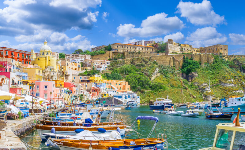 Paysage avec maisons colorées sur l'île de Procida, Italie