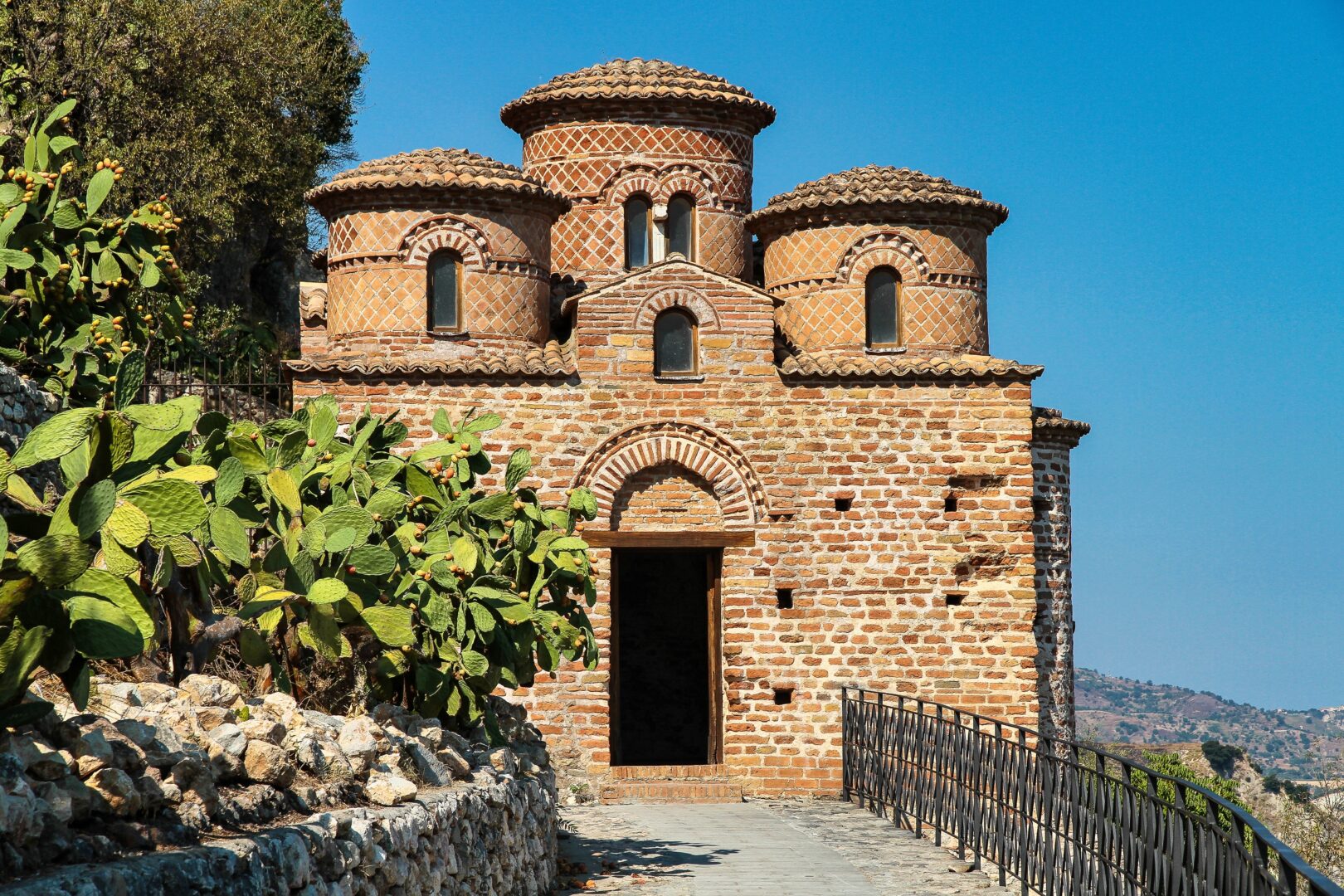 Le Cattolica di Stilo est une église byzantine située dans la commune de Stilo. Voyage en Calabre, Italie