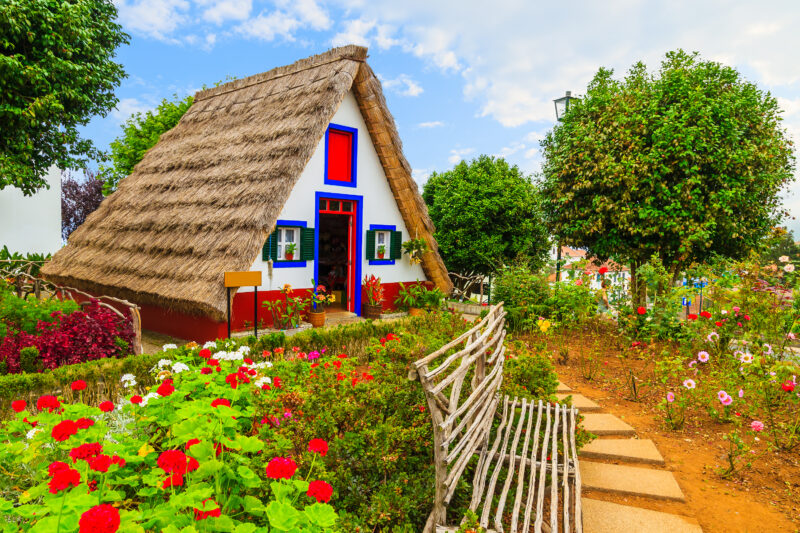Santana et ses maisons traditionnelles aux toits de chaume, Madère