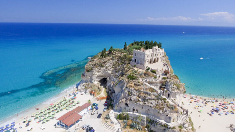 Vue aérienne du monastère Santa Maria dell'Isola à Tropea. Voyage en Calabre en Italie