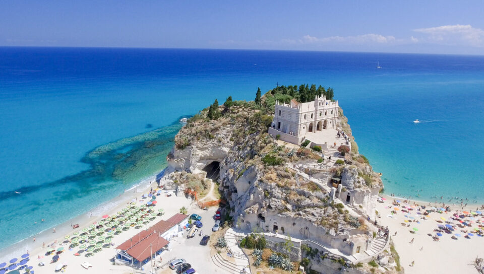 Vue aérienne du monastère Santa Maria dell'Isola à Tropea. Voyage en Calabre en Italie