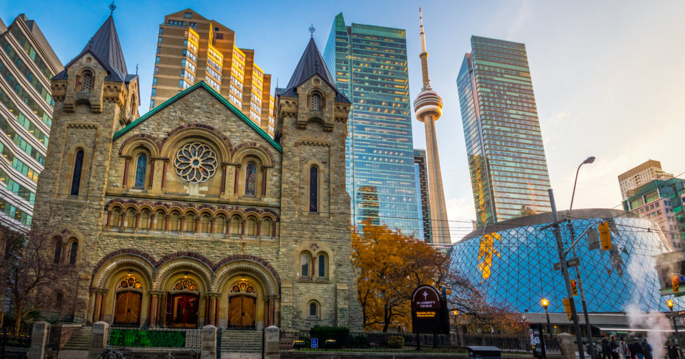 Eglise St Andrew's et Tour CN à Toronto, Ontario, Canada
