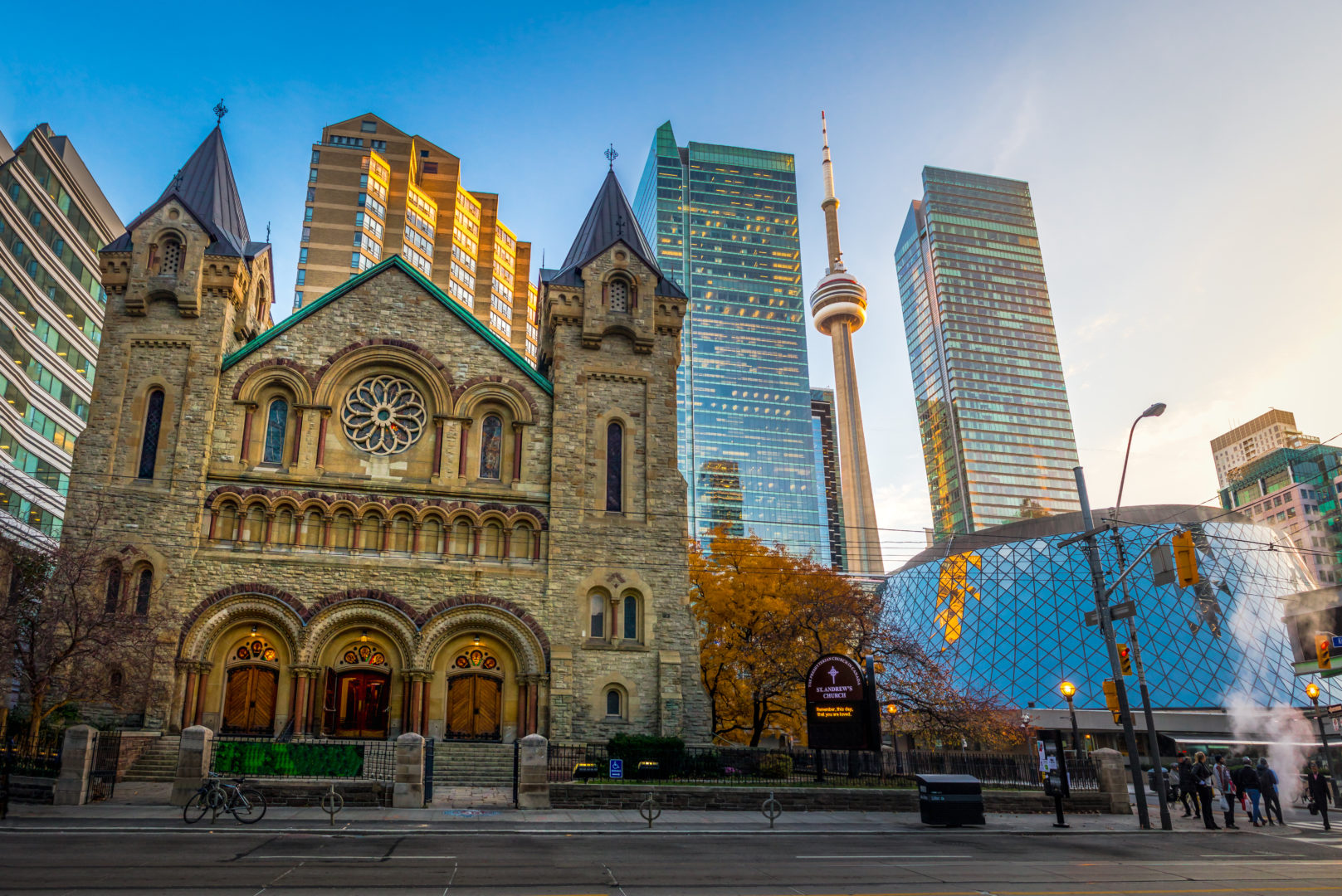 Eglise St Andrew's et Tour CN à Toronto, Ontario, Canada