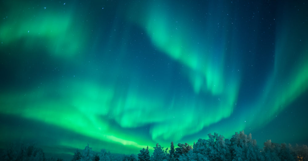 Aurores boréales dans un paysage féérique en Laponie finlandaise