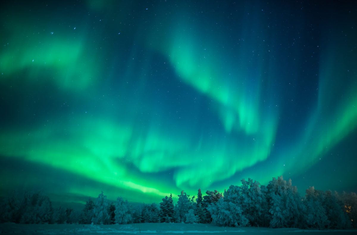 Aurores boréales dans un paysage féérique en Laponie finlandaise