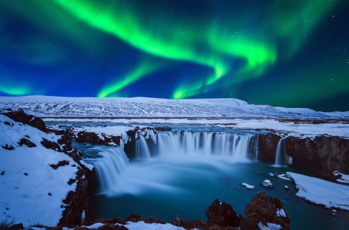 Aurore boréale en Islande et cascade Godafoss