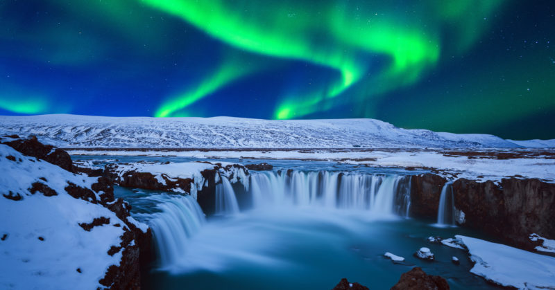 Aurore boréale en Islande et cascade Godafoss