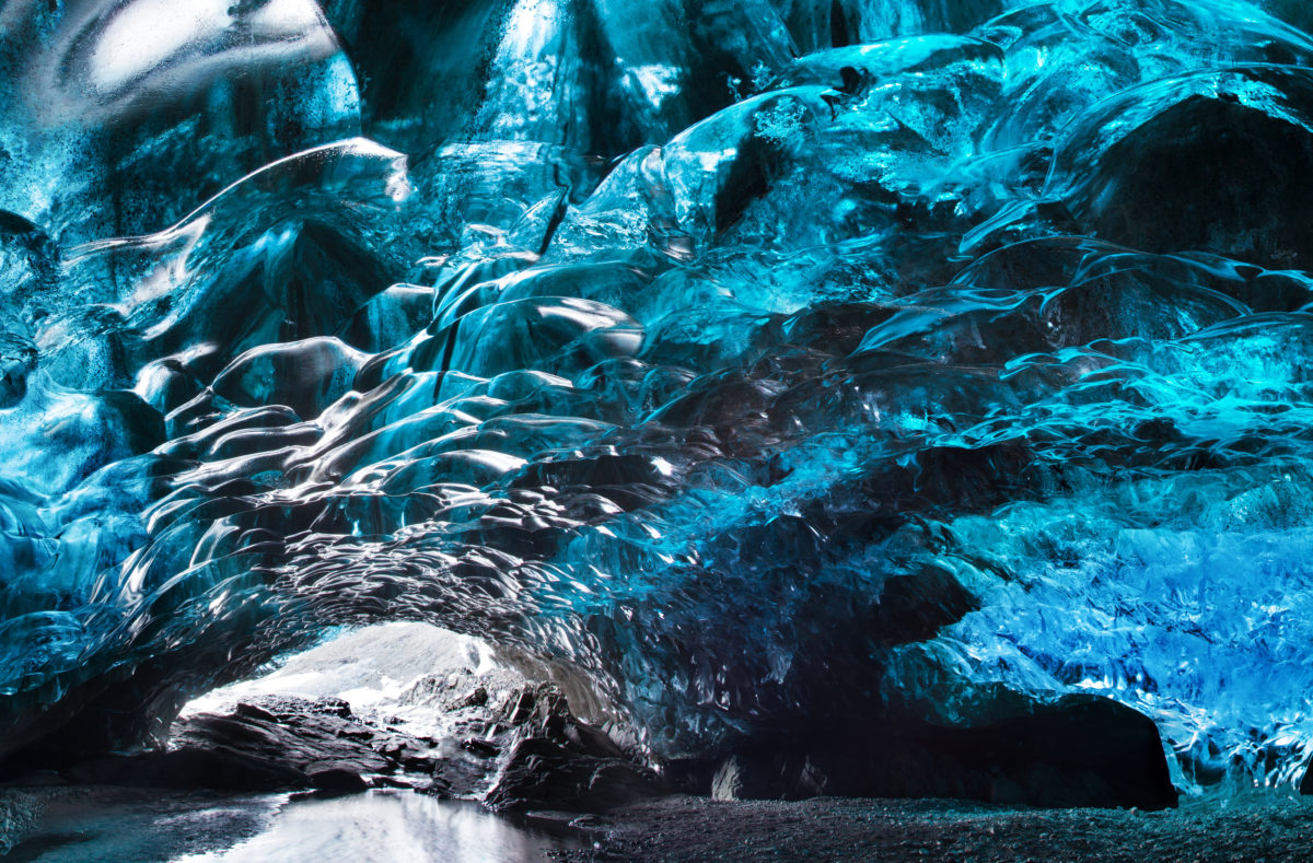 Grotte de glace en cristal bleu et rivière souterraine à Skaftafell en Islande