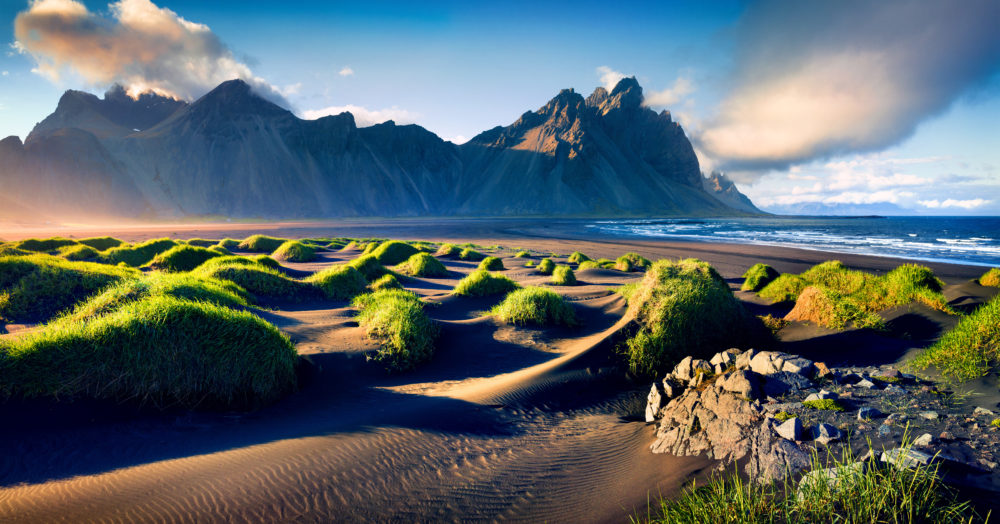 Dunes de sable noir à Stokksnes, côte sud-est de l'Islande avec Vestrahorn