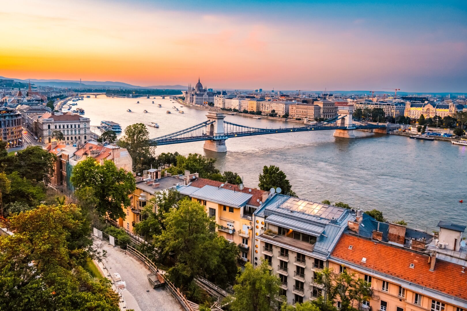 Bâtiment parlementaire à Budapest et vue sur le Danube, Hongrie
