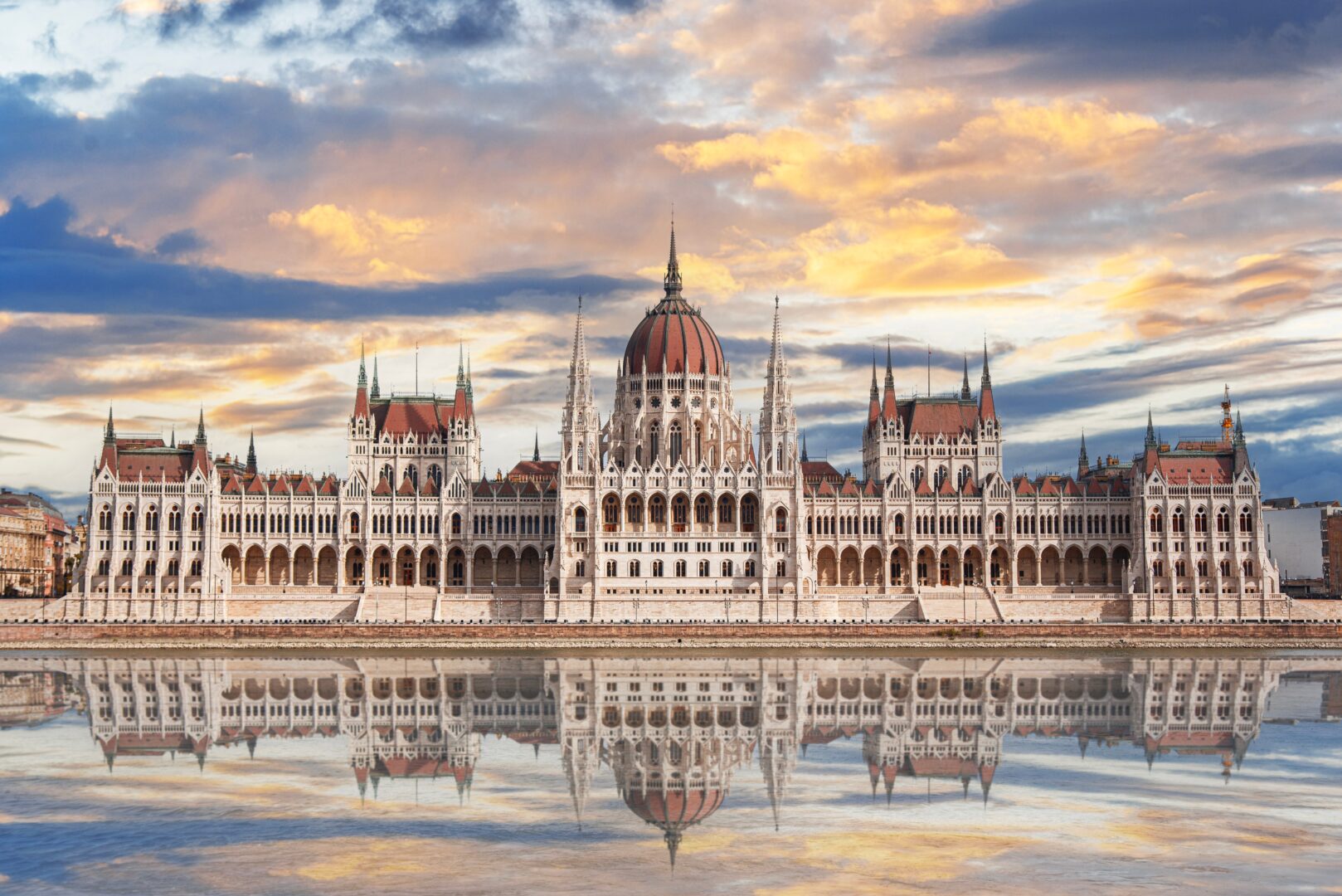 Bâtiment du Parlement à Budapest au bord du Danube, Hongrie