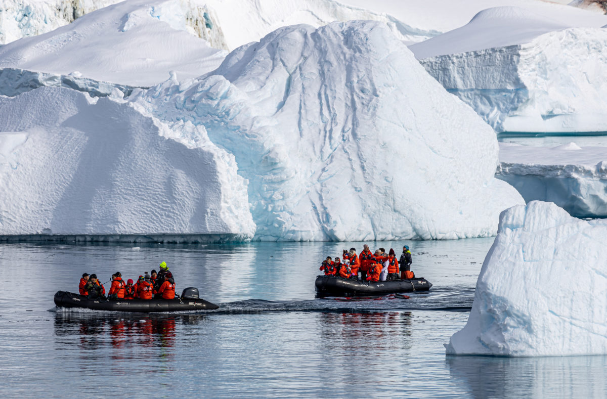 Balade en Zodiac au milieu des icebergs de l'Antarctique