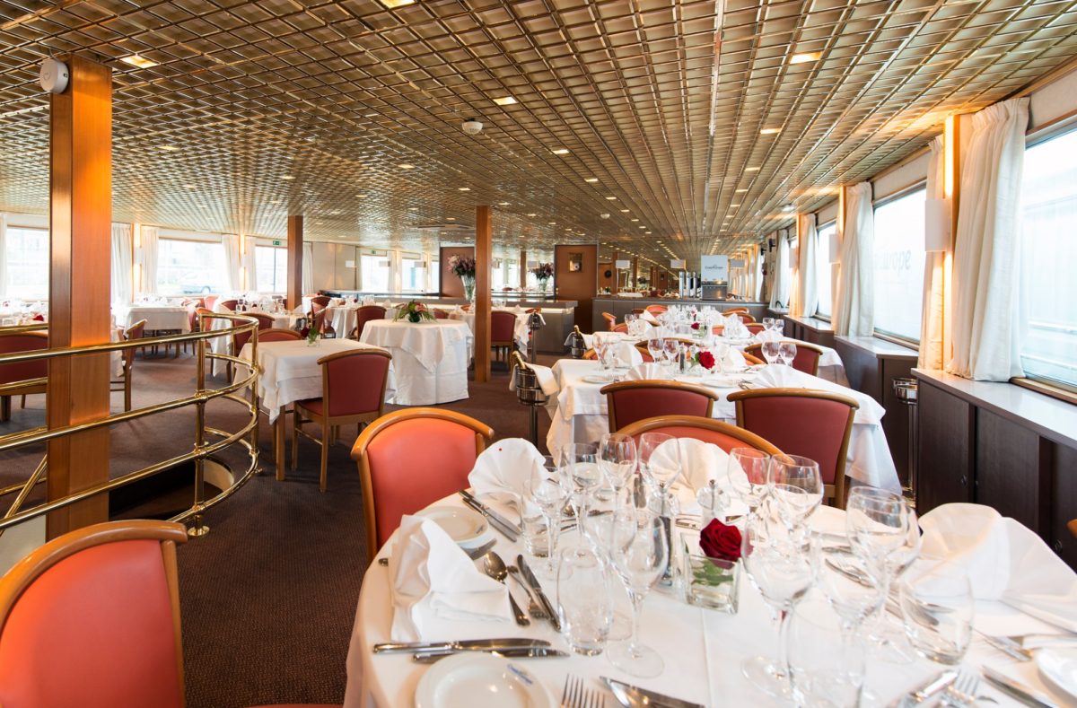 Restaurant bateau croisière sur la Seine