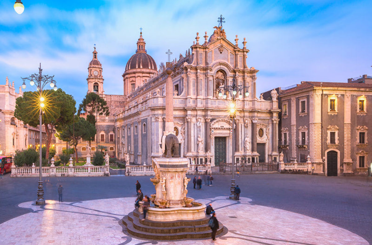 Piazza Duomo à Catane à visiter en groupe en Sicile