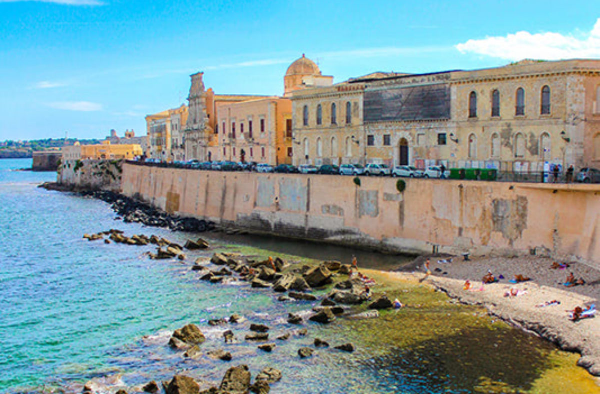 Visiter la Baie de Syracuse pendant un voyage en groupe en Sicile