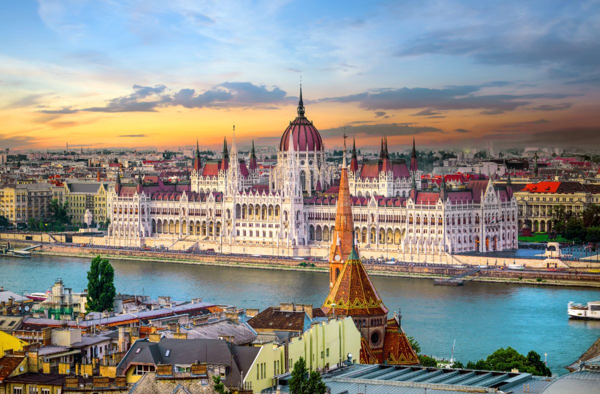Coucher de soleil sur les monuments célèbres de Budapest