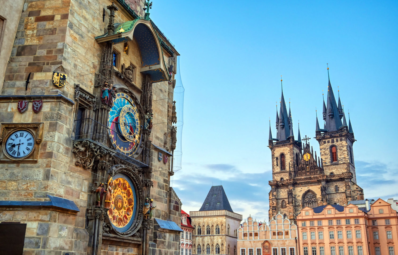 Horloge astronomique et église Tyn à visiter à Prague, République tchèque
