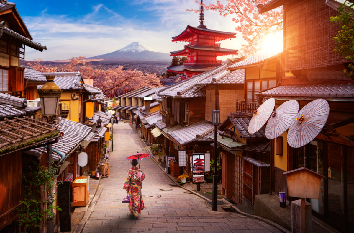 Vieille ville de Kyoto, avec cerisiers en fleurs, voyage Japon