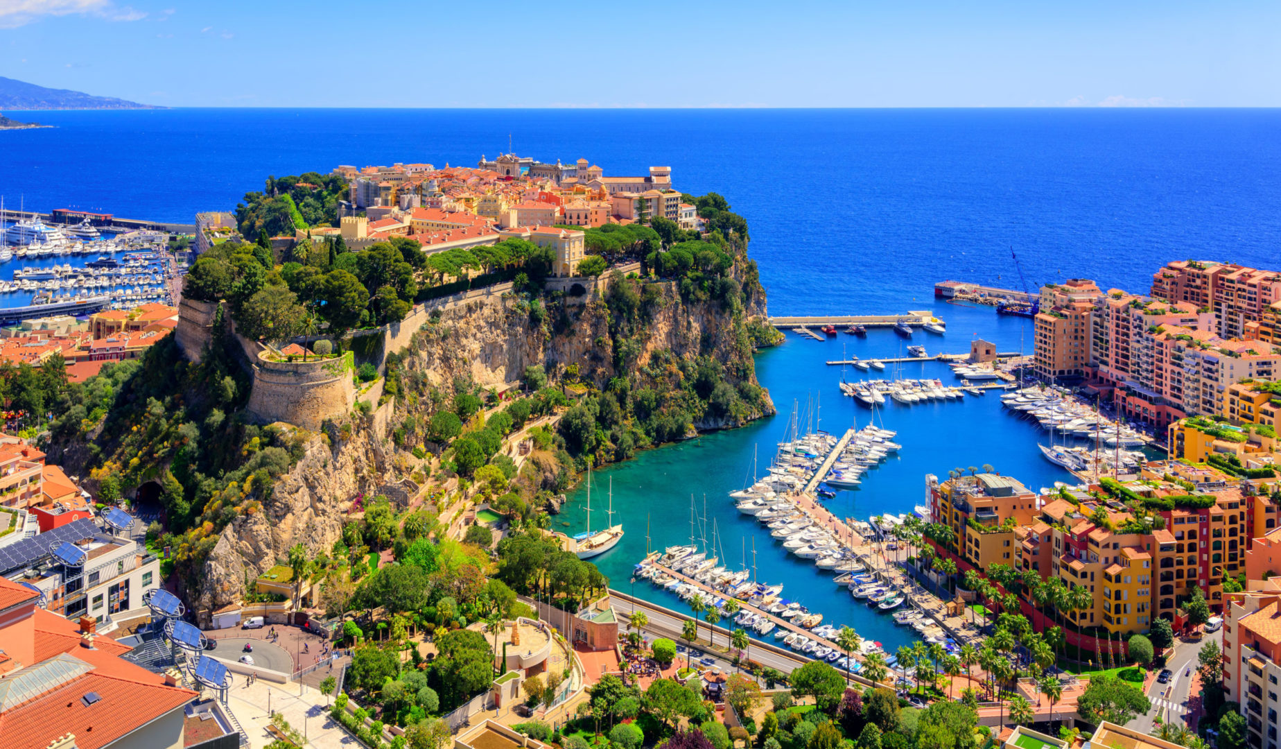 Vieille ville et le Palais princier, perchés sur le rocher au bord de la mer Méditerranée, à Monaco