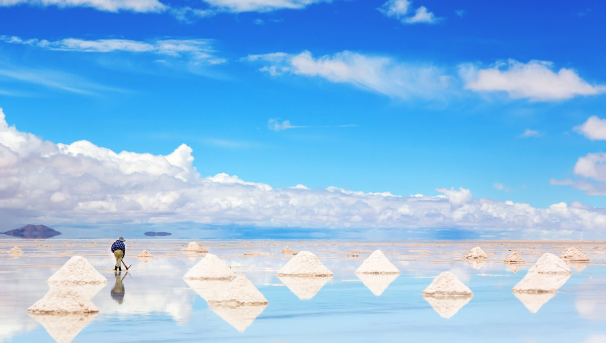 Récolte du sel sur le lac salé Salar de Uyuni, voyage en Bolivie