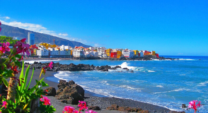 Plage de Playa Jardin avec son sable noir à Puerto de la Cruz, Tenerife, Canaries