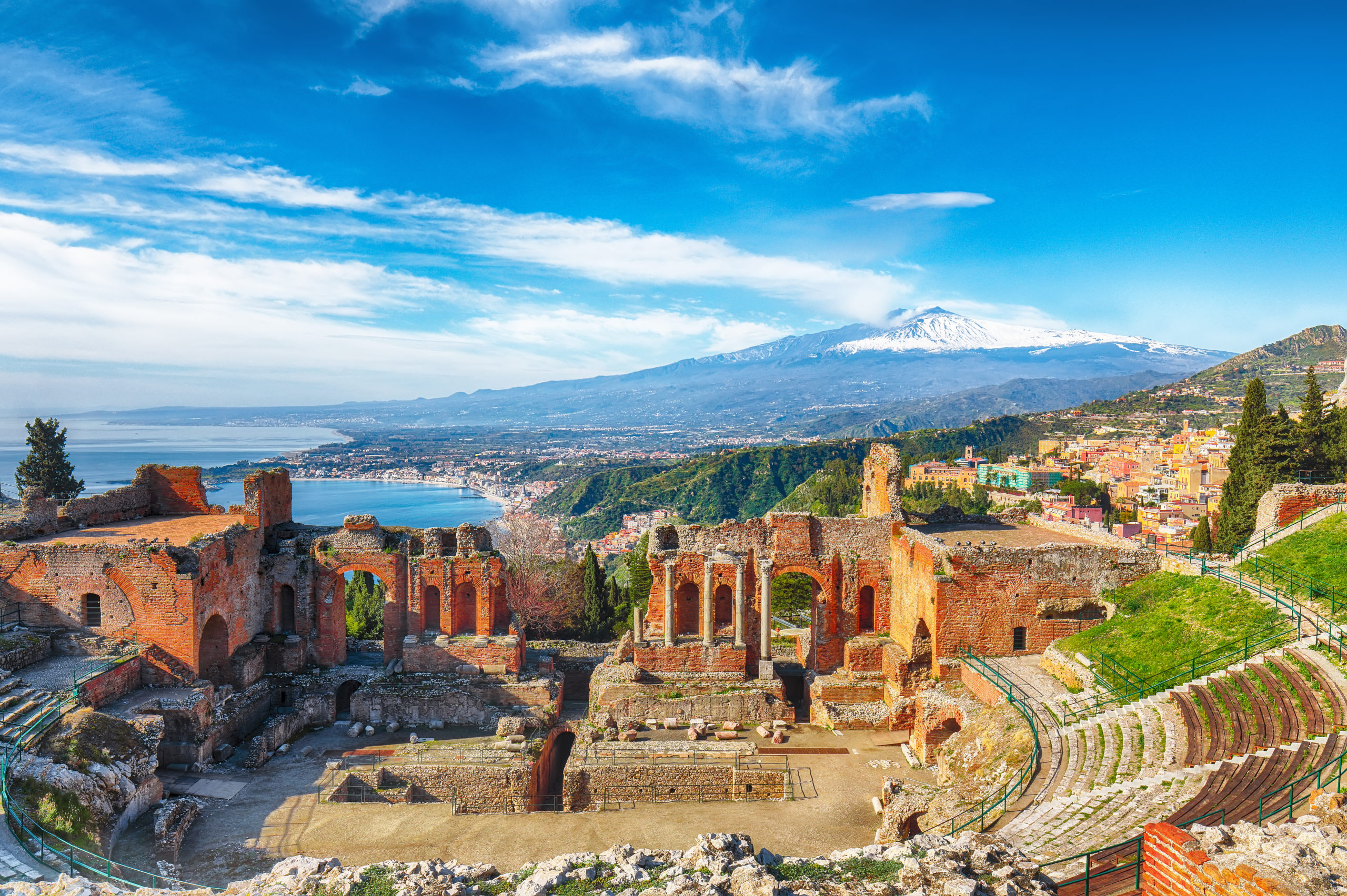 Théâtre grec à Taormina, volcan de l'Etna en arrière-plan