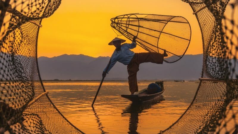 Voyage en groupe au Myanmar et voir un pêcheur sur le Lac Inle