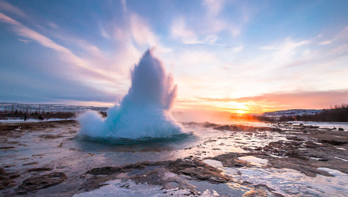 Éruption du geyser de Strokkur en Islande