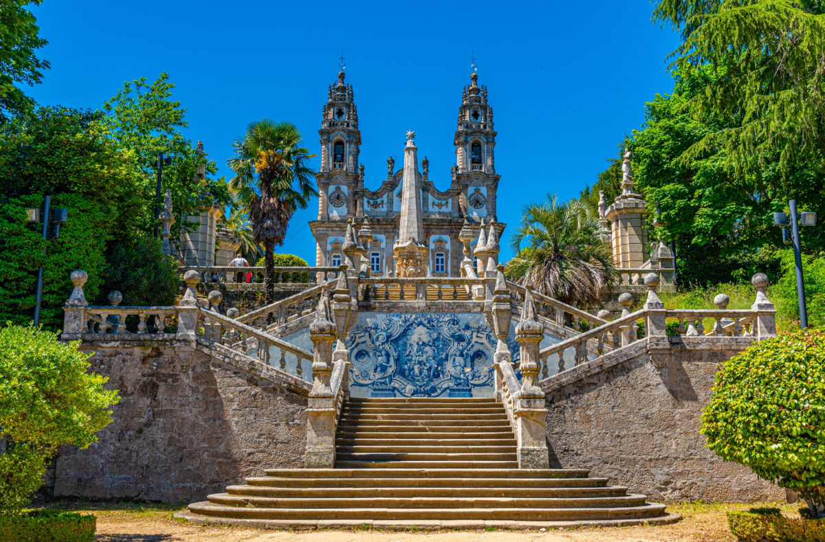 Sanctuaire de Notre-Dame de Remède à Lamego et ses escaliers décorés d'azulejos - Portugal