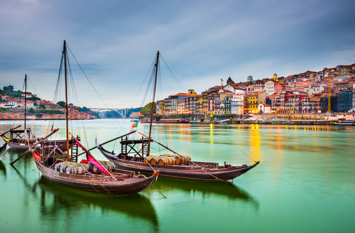 Vieille ville de Porto au bord du Douro et ses bateaux traditionnels Rabelo