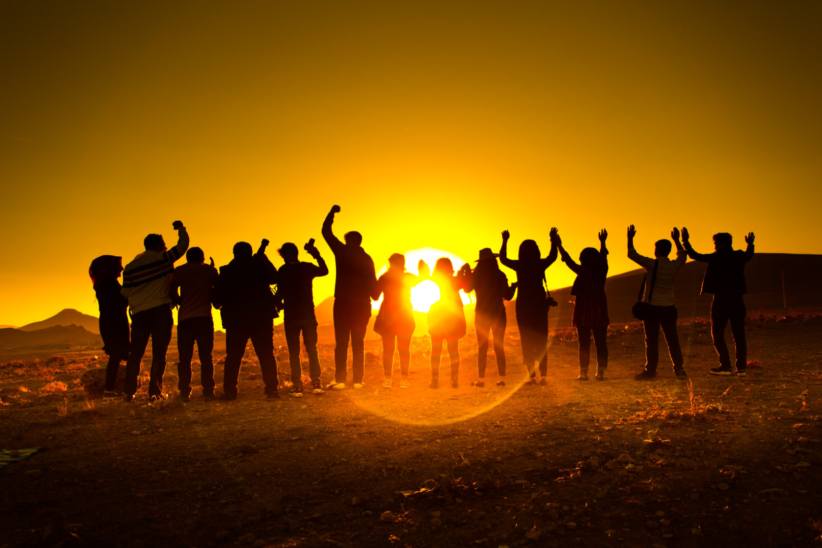Un voyage en groupe organisé face à un coucher de soleil
