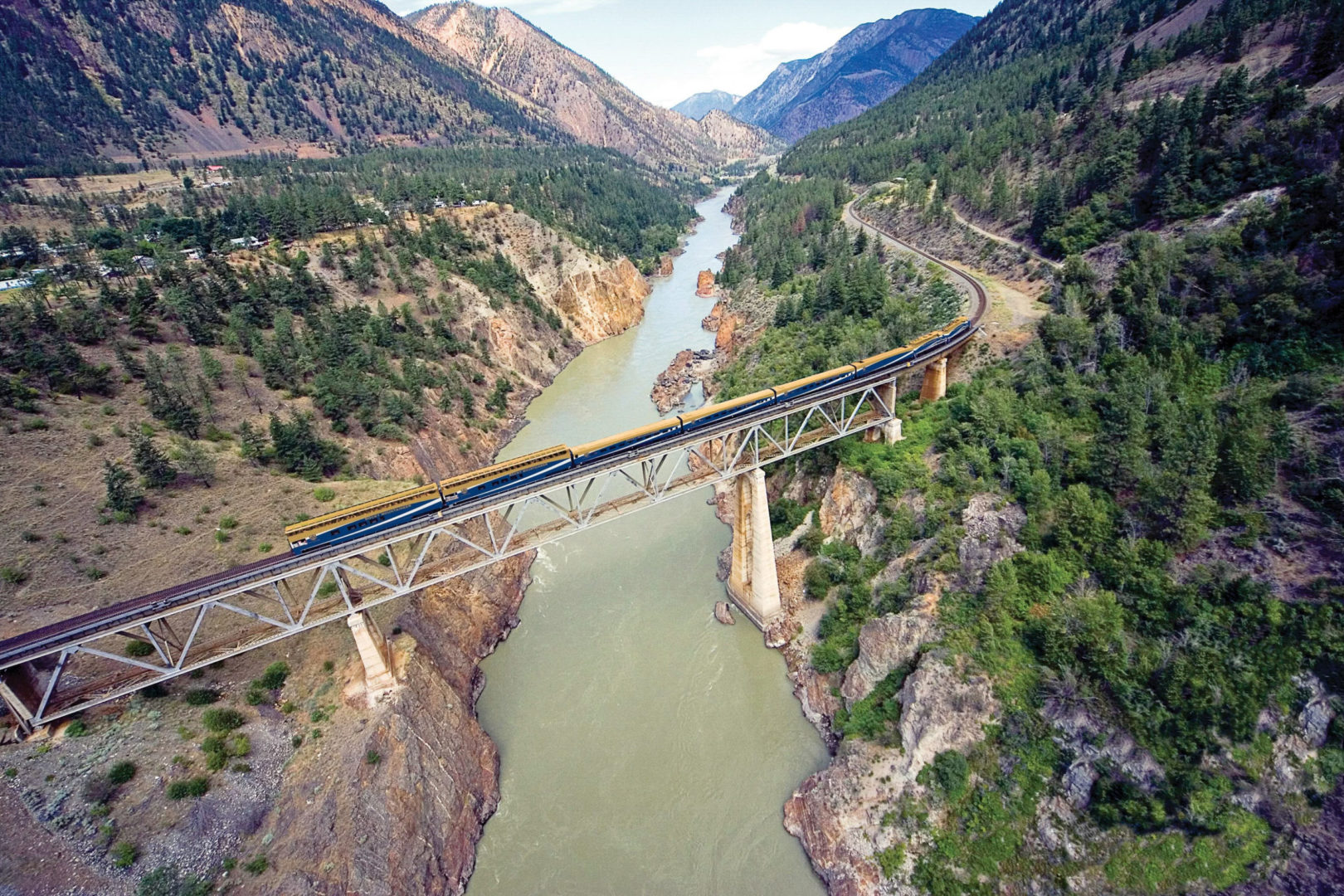 Canyon traversé par le train légendaire Rocky Mountaineer au Canada
