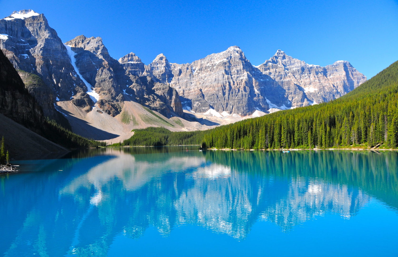 Lac Morraine et ses montagnes dans le Parc national de Banff, voyage au Canada