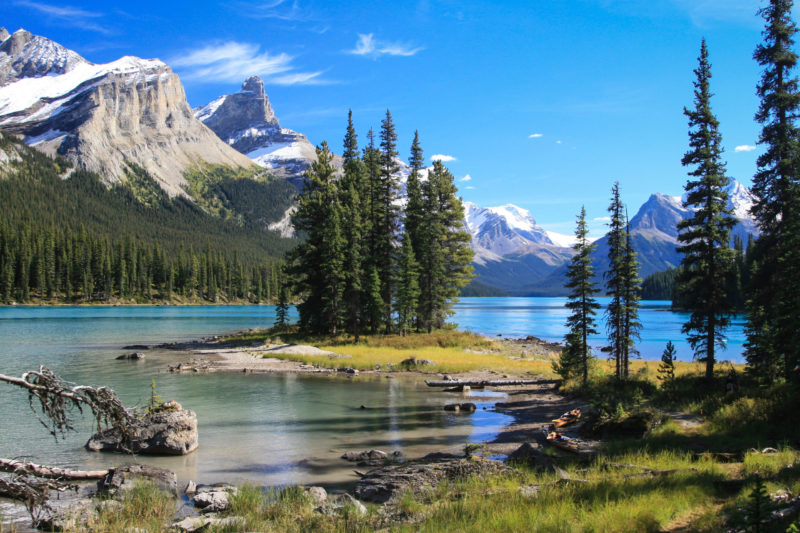 Spirit Island sur le lac Maligne devant les montagnes du Parc national de Jasper au Canada