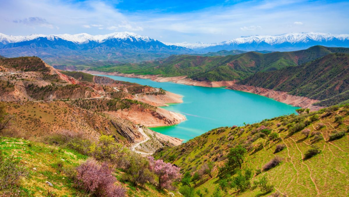 Lac Hisorak près de la ville de Shahrisabz en Ouzbékistan