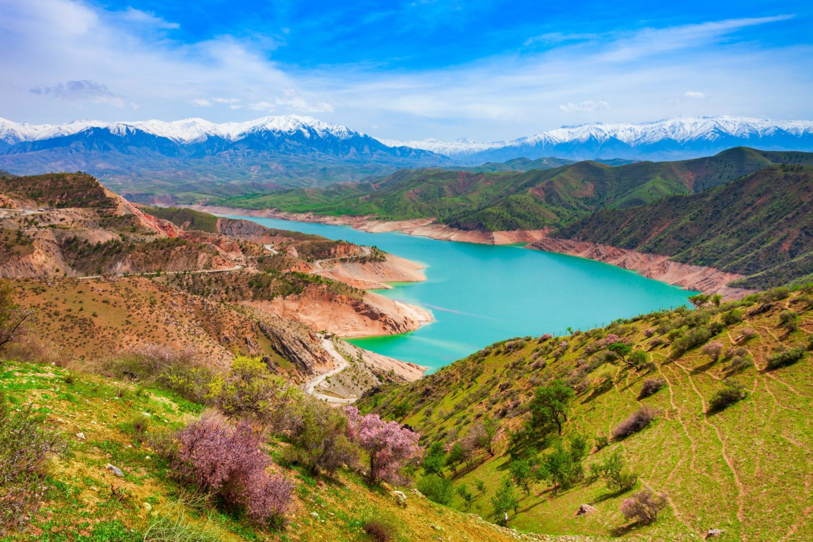 Lac Hisorak près de la ville de Shahrisabz en Ouzbékistan
