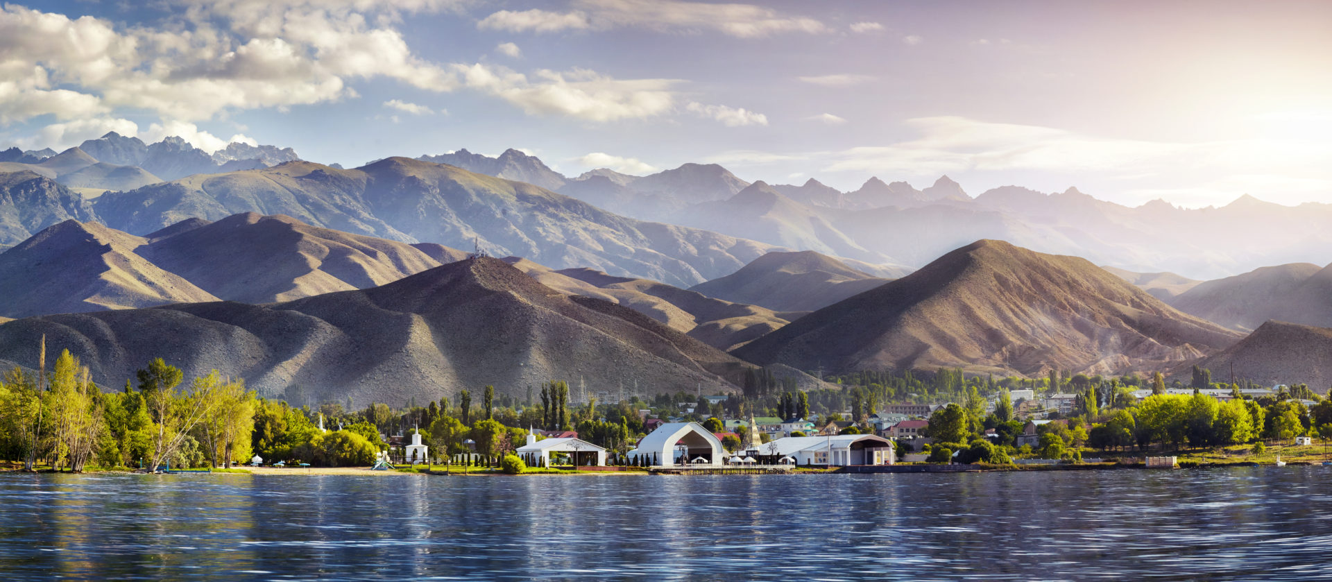 Complexe culturel Ruh Ordo au bord du lac Issyk Kul à l'arrière-plan des montagnes à Cholpon Ata, voyage au Kirghizistan.