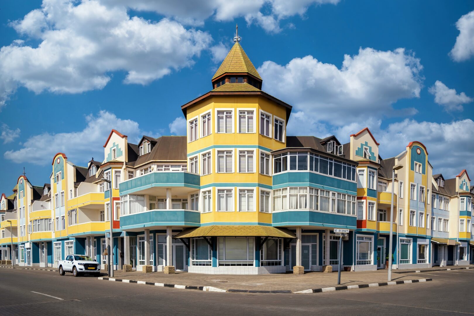 Bâtiments coloniaux colorés à Swakopmund, Namibie, Afrique.