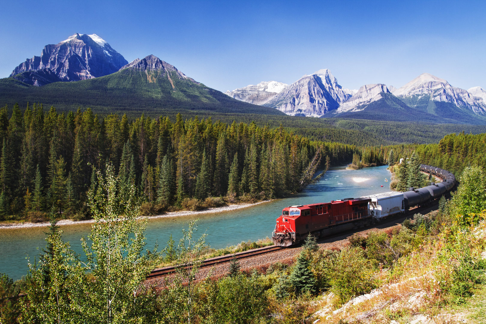 Train traversant la vallée de Bow dans les Rocheuses, voyage au Canada