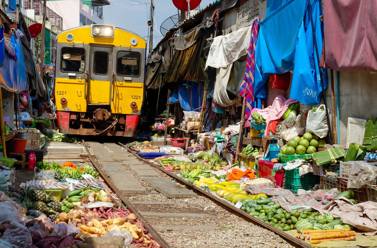 Marché ferroviaire de Maeklong, Thaïlande