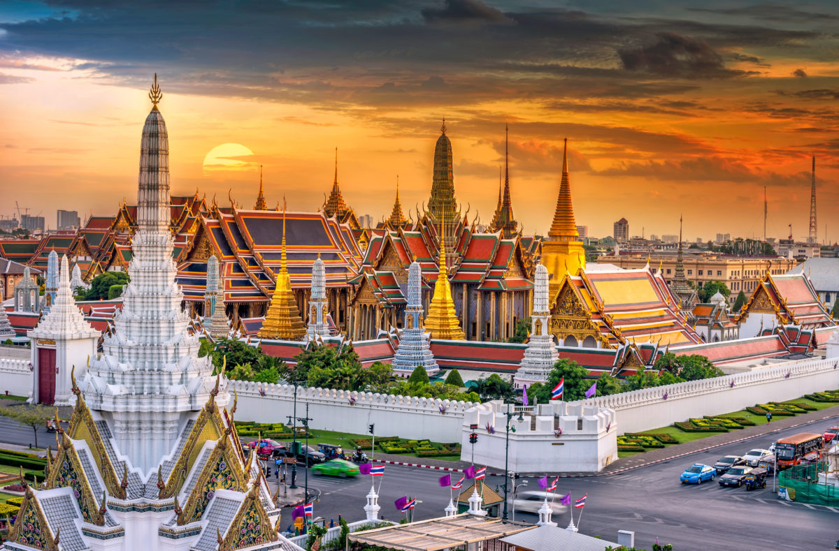 Grand palais et Wat Phra Keaw au coucher du soleil bangkok, Thaïlande