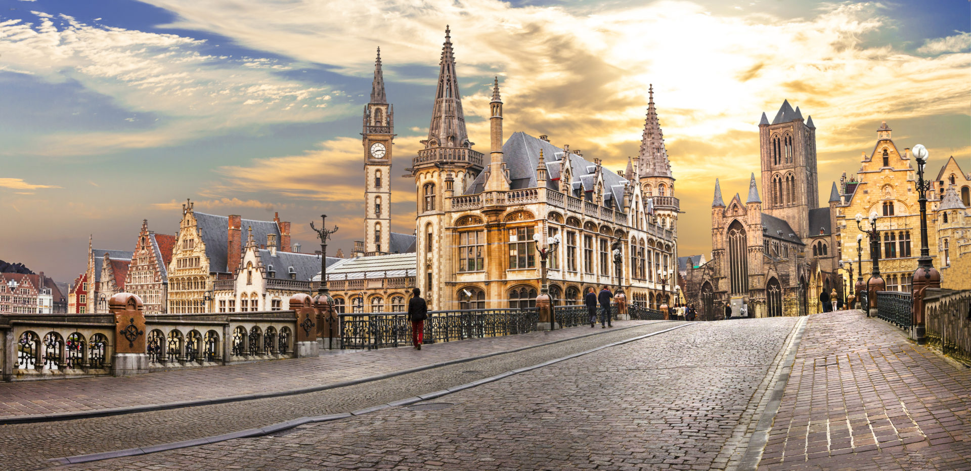 Ville médiévale de Gand au coucher du soleil, Belgique