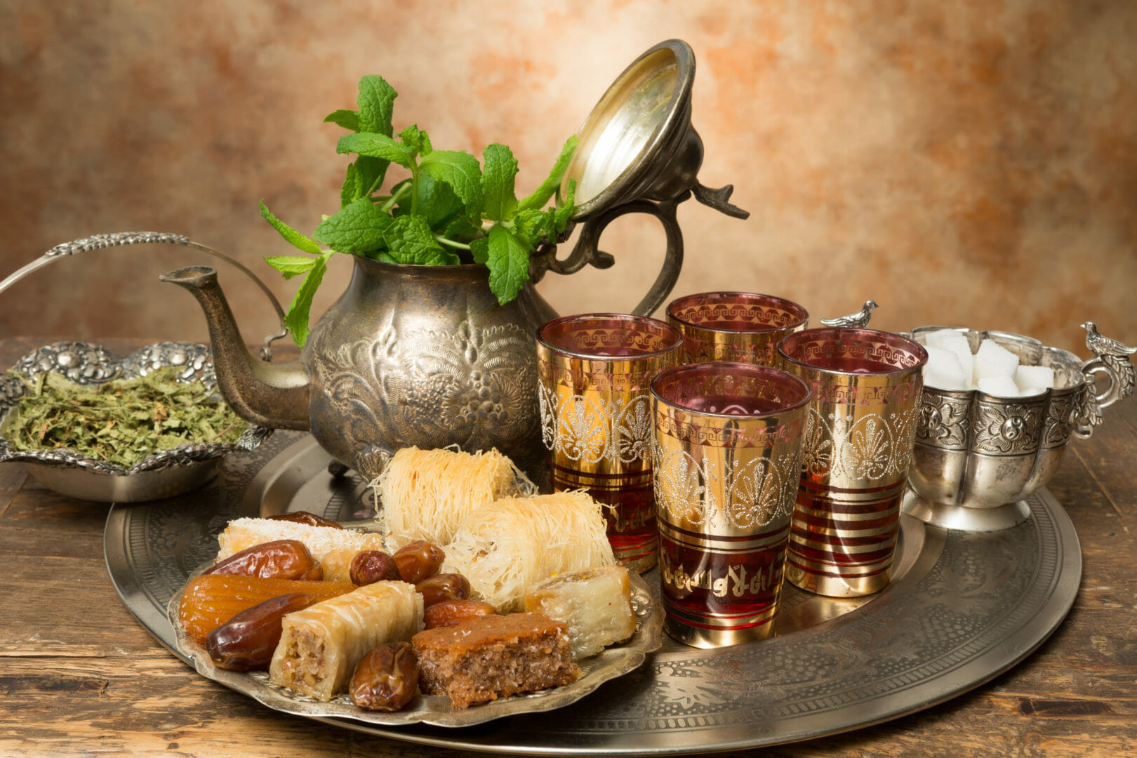 Thé marocain et biscuits au miel lors d'un voyage au Maroc