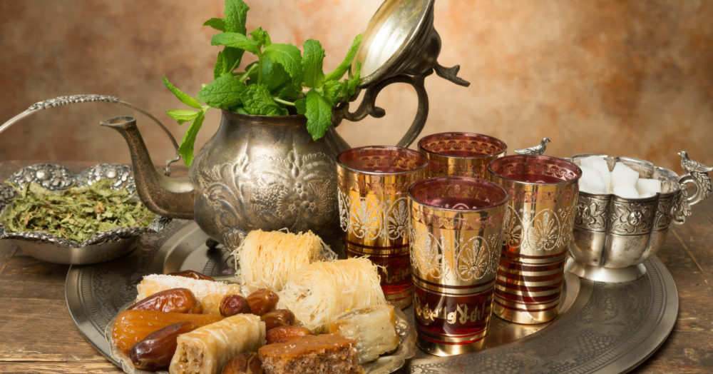 Thé marocain et biscuits au miel lors d'un voyage au Maroc