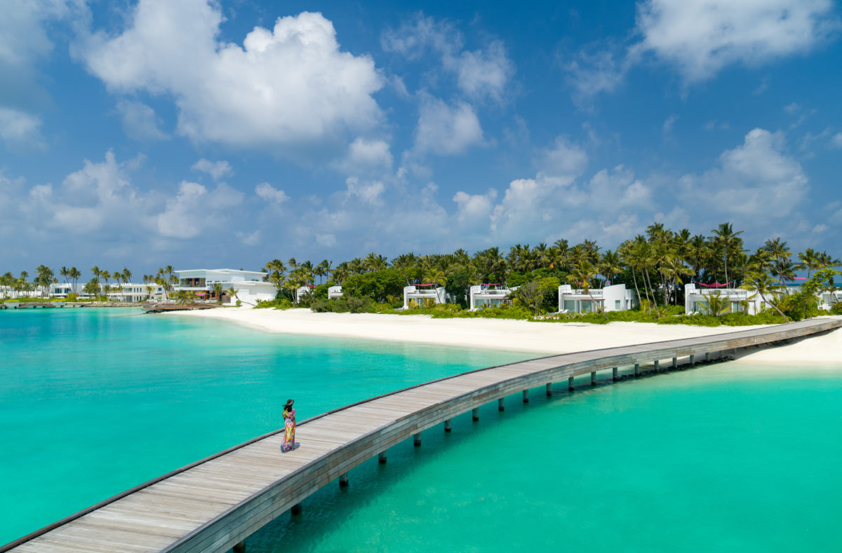 Marche sur le jetty du Jumeirah Maldives Olhahali Island