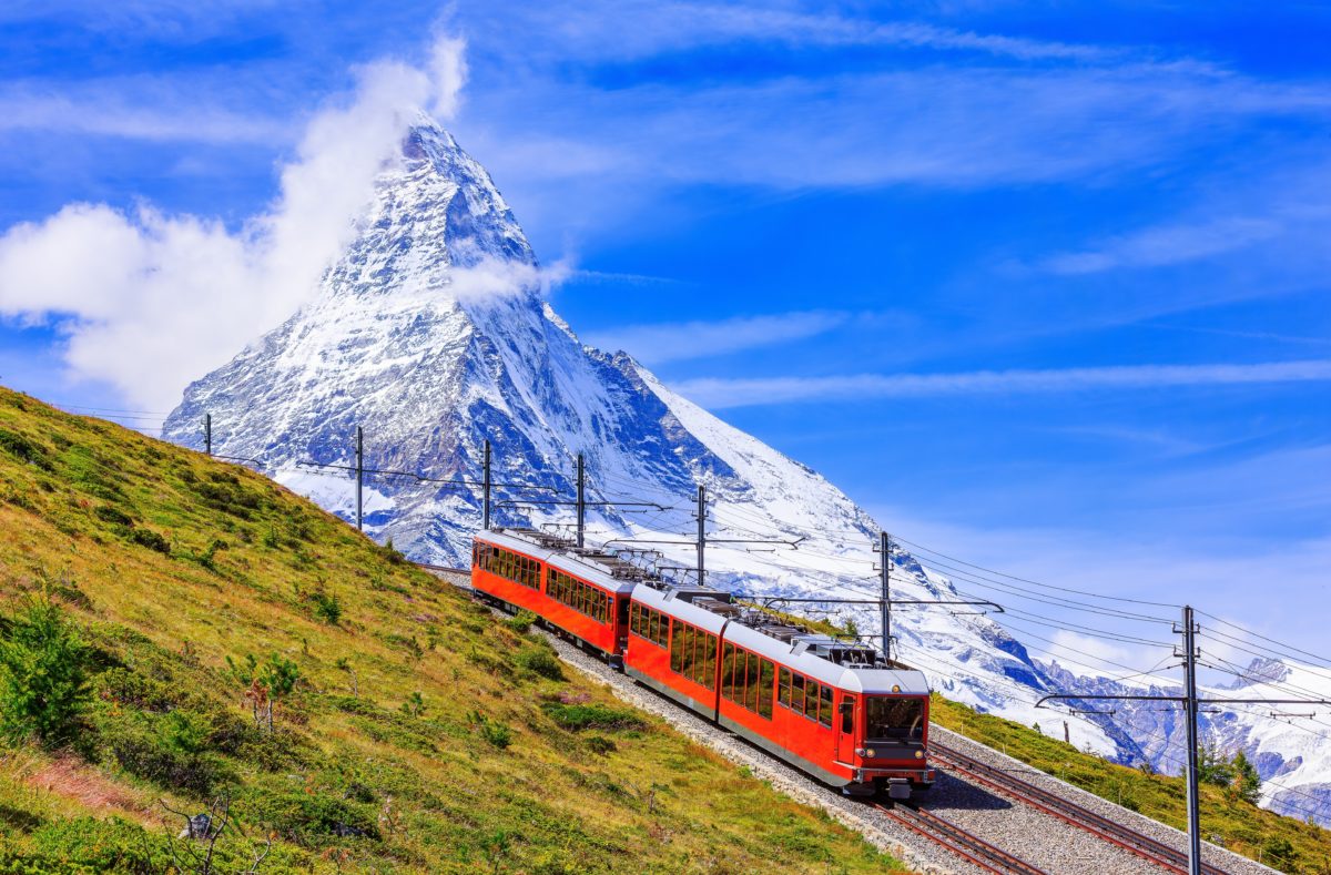 Train Gornergrat face au Cervin à Zermatt, voyage en Suisse