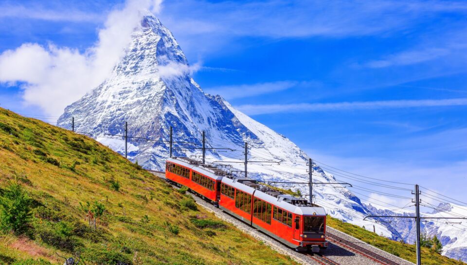 Train Gornergrat face au Cervin à Zermatt, voyage en Suisse