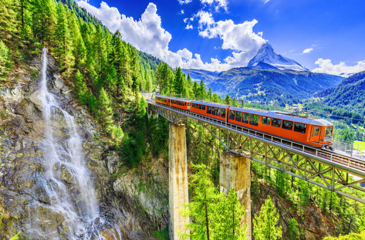 Train touristique face au Cervin à Zermatt, Suisse