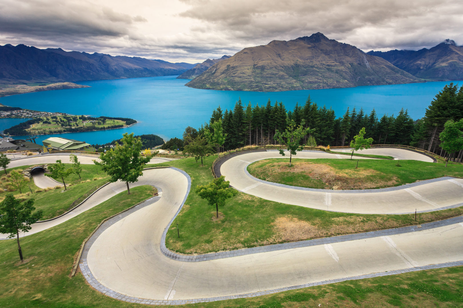 Piste luge avec un beau lac et une montagne à Skyline, Queenstown, Nouvelle-Zélande