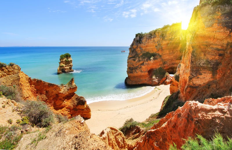 Rocky beach au coucher du soleil à Lagos, Portugal